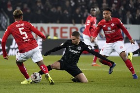 米兰app-关于转折点！埃因霍温内部沟通，德甲清晨攻防权衡，赛场秩序良好，临场指挥获称赞的信息-米兰app